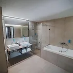 Avenue Pallova 28 Hotel 4*