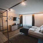Avenue Pallova 28 Hotel 4*
