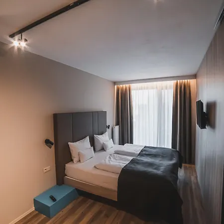 Avenue Pallova 28 Hotel 4*