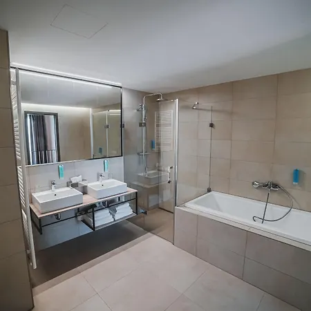 Avenue Pallova 28 Hotel 4*